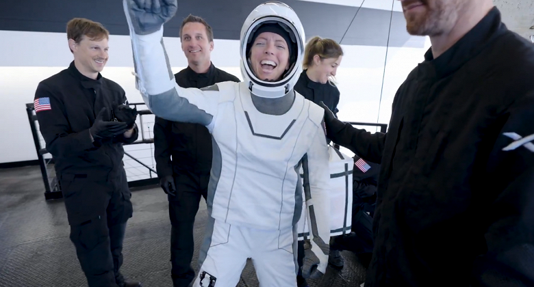 Появились эффектные кадры эвакуации исторической миссии SpaceX Fram2. Корабль Dragon завершил 50-й полёт